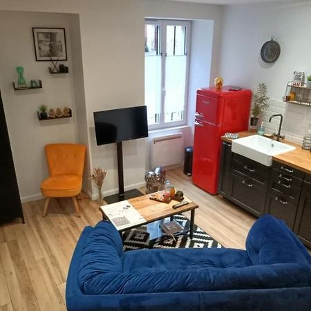 Appartement Studio atypique dans bel immeuble de 1820 à Fumel Extérieur photo