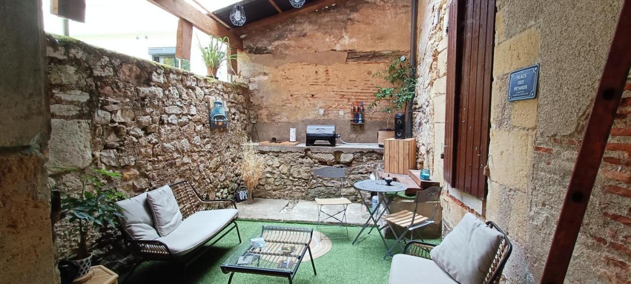 Appartement Studio atypique dans bel immeuble de 1820 à Fumel Extérieur photo